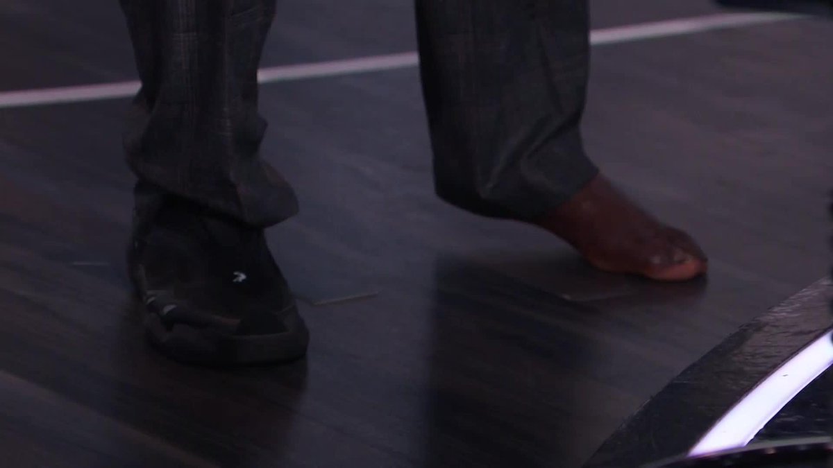 Shaq came out his shoes racing Kenny to the board 🤣