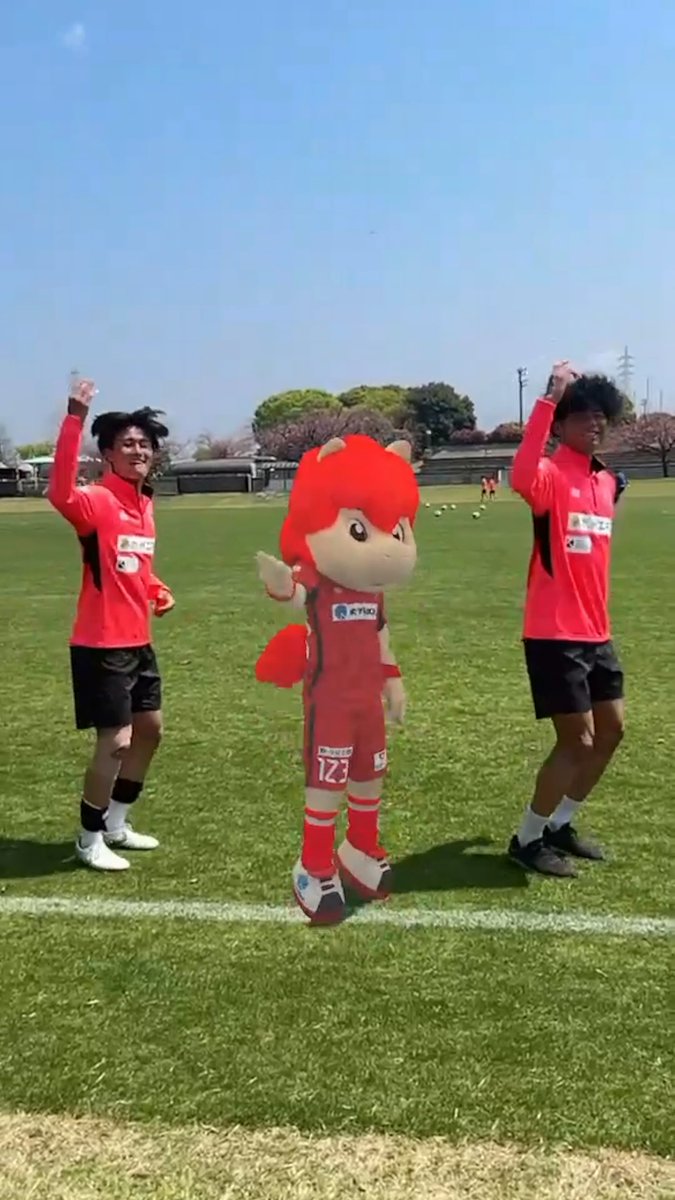 #JマスコットARチャレンジ ロアッソ熊本 選手・スタッフ部門のエントリー作品✨️ 練習終わりの大﨑舜選手と神代慶人選手と撮影📹 みんなで勝利のカモンロッソを！！ この投稿をRPで2ポイント、いいねで1ポイント！🏆️ 特設ページ⏬️