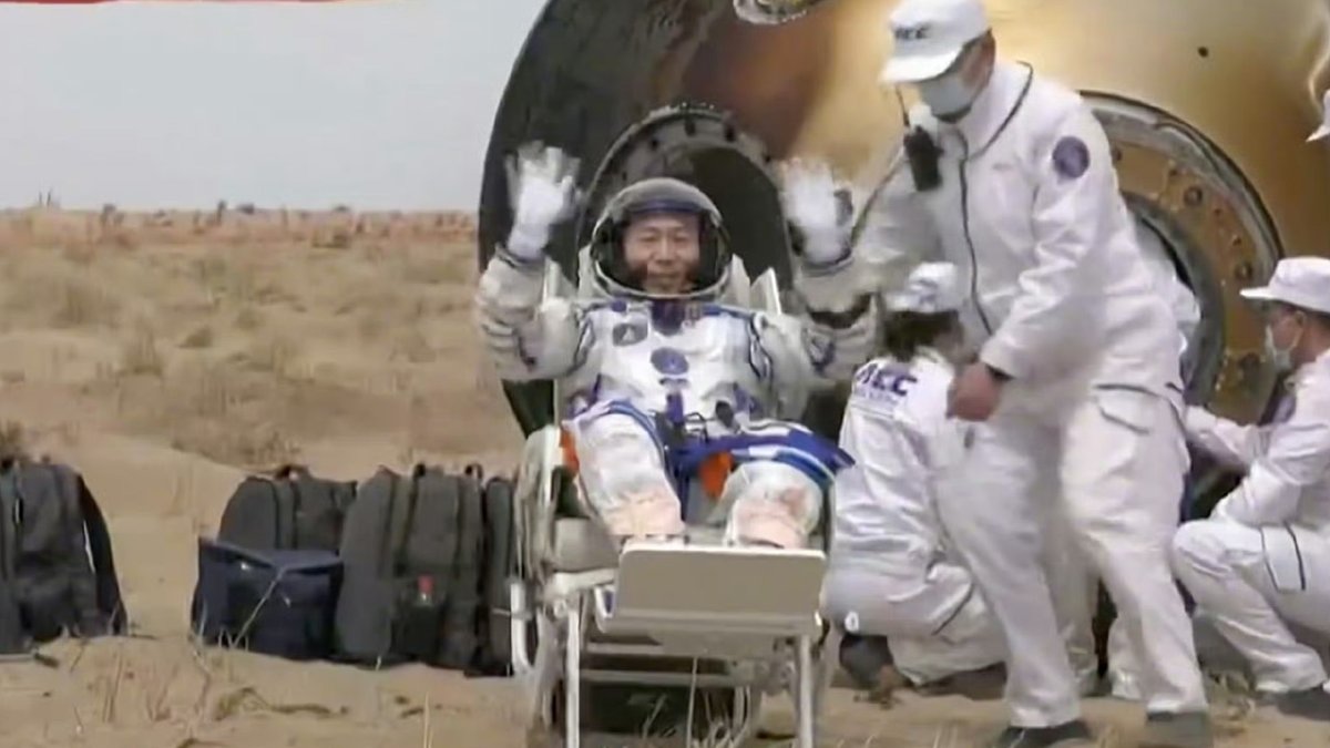 Shenzhou-19 commander Cai Xuzhe exits capsule #SpaceChina