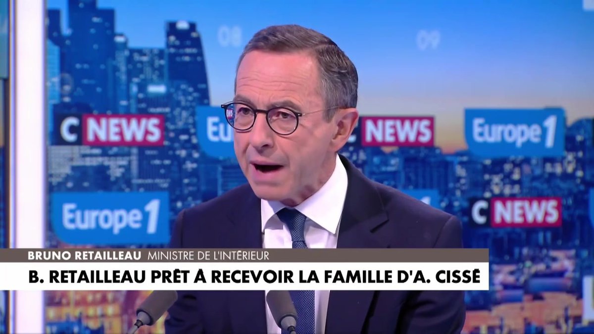 Le mec crache la haine sur toutes les chaînes à longueur de journée, il dissout à tout de bras des groupes antifascistes ou pro-palestiniens mais il vient nous sortir « on ne me fera jamais taire » C’est toi qui fait taire les autres, ectoplasme…