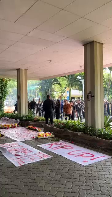 Universitas Pancasila membara. Rektor Prof MWK yang membela korban kekerasan seksual oleh rektor lama Prof ETH justru diberhentikan secara sepihak tanpa prosedur yang benar. Benar-benar cacat yayasannya