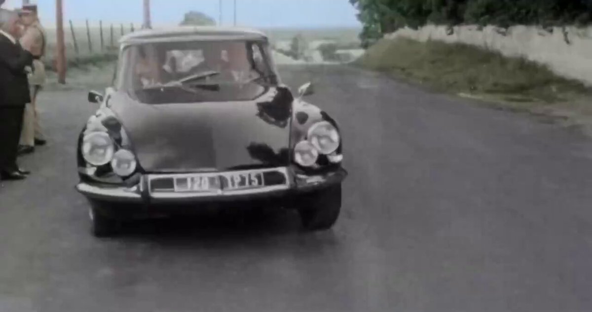 🇫🇷 28 avril 1969, il y a 56 ans, le Général de Gaulle quittait le pouvoir, après la victoire du non au référendum sur la régionalisation et la réforme du Sénat. Retrouvez les images du départ du Général, extrait du documentaire de Jean-Pierre Cottet, De Gaulle, histoire d'un géant.