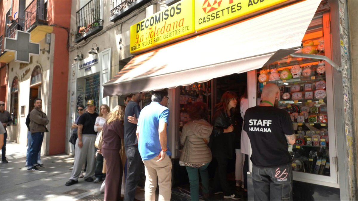 🇪🇸 VIDEO: People queue in the streets of Madrid to buy radios amid a recent power outage, which forced metros, supermarkets and offices to shut down.