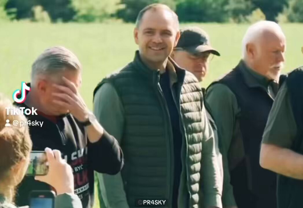 Nowogrodzki sadzi las i daje miód 😀 W PiS pan Bareja wiecznie żywy 😄 Na tych licach nie ma nawet kszty żenady, a kandydat Kaczyńskiego… Sami oceńcie 🤣