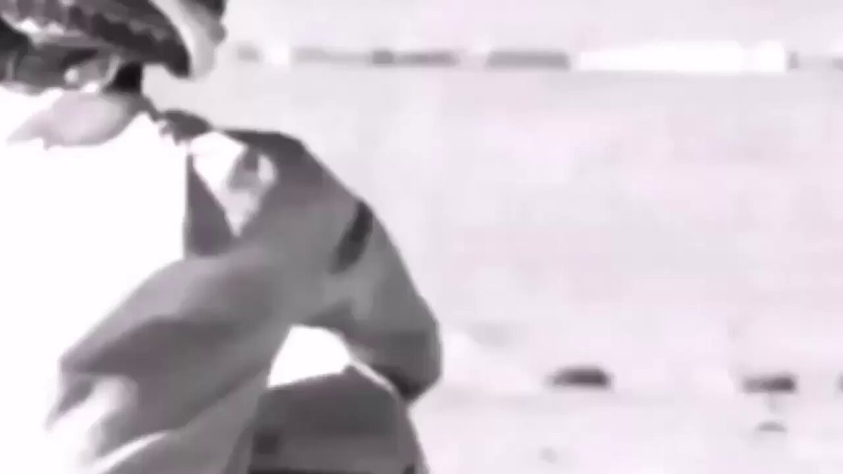 عز الله اني ذا الشهر خاطري عمس ولا عاد لي فمجامل الناس طاقه لاحدٍ يحاكيني ولو حكيته همس مليت من صف الحكي واللباقه/ م #خروووووووووووووووووووووج🤚