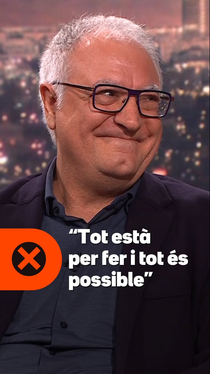 🗣️ Jordi Bosch recita "Ara mateix" de Miquel Martí i Pol. L'actor, amant de la poesia, ens va regalar un moment únic. #Col·lapse3Cat