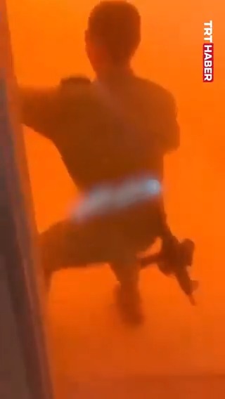 Kudüs’teki yangın İsrail’in askeri üssüne ulaştı, çok sayıda asker mahsur kaldı.