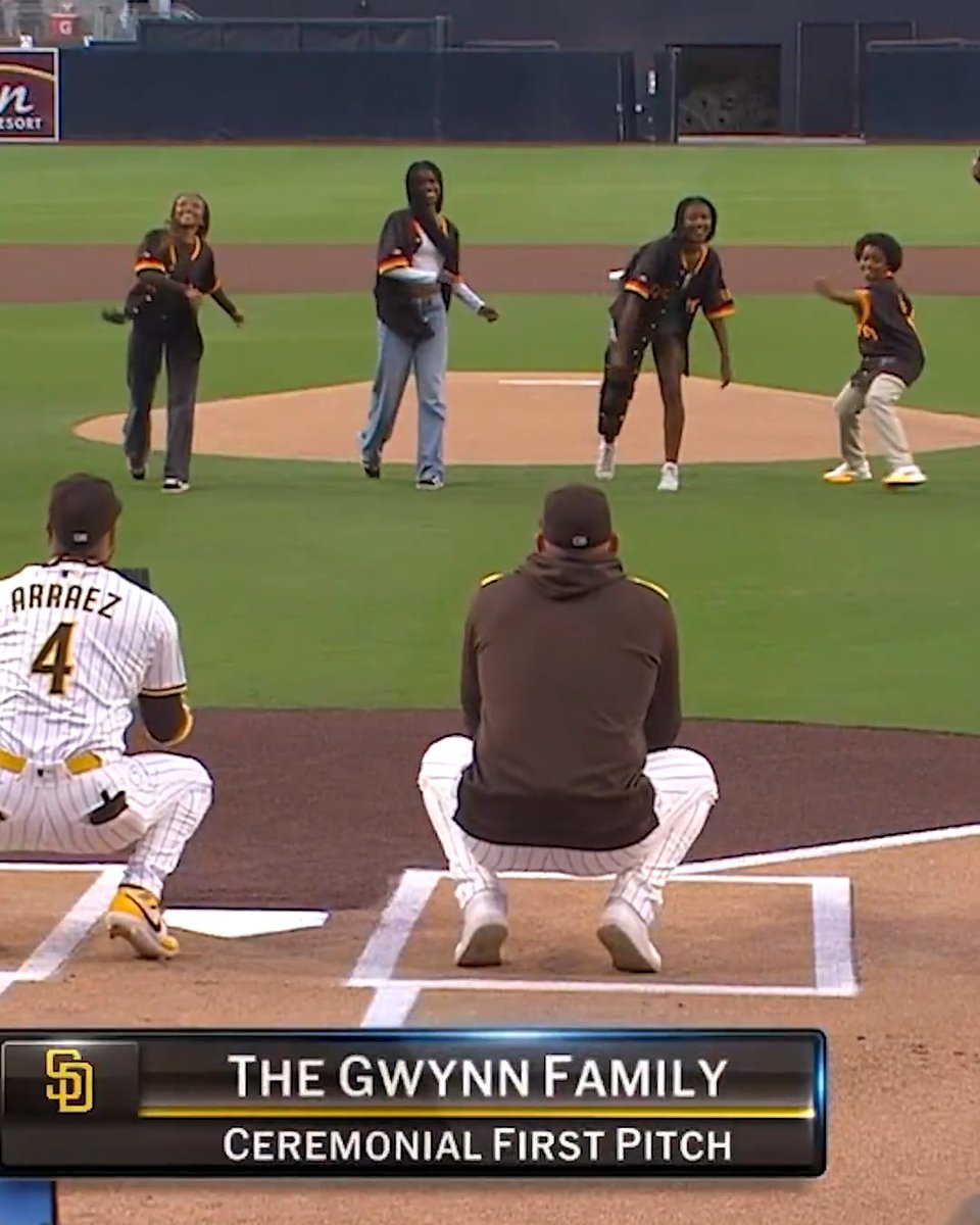 Tony Gwynn's grandchildren threw out the first pitch at the San Diego Padres game last night 🤎💛