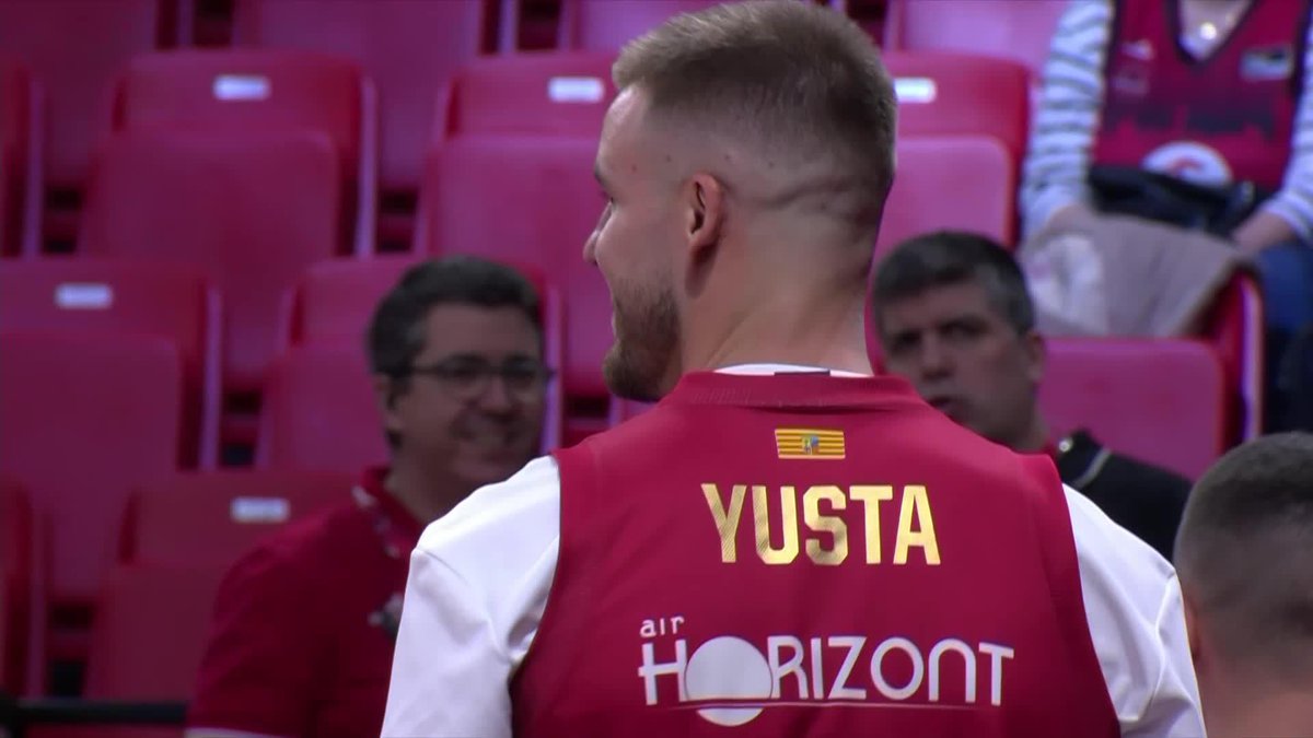 👋 Alguien muy querido por el Príncipe Felipe no ha querido perderse el partido de esta tarde... ¡BIENVENIDO, DINO RADONCIC! (Camisetón de Santiago Yusta, ¿eh, Casademont Zaragoza? 🤪) #LigaEndesa