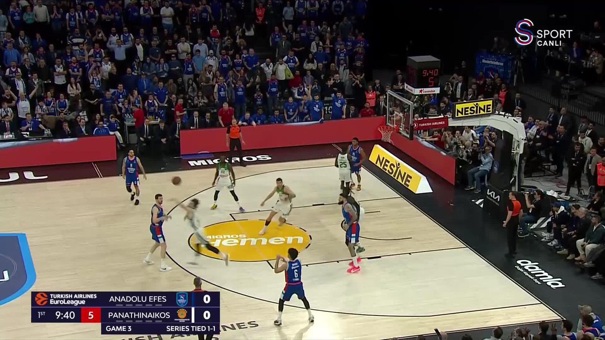 Cedi Osman, pas arasını yapıp smacı vuruyor.