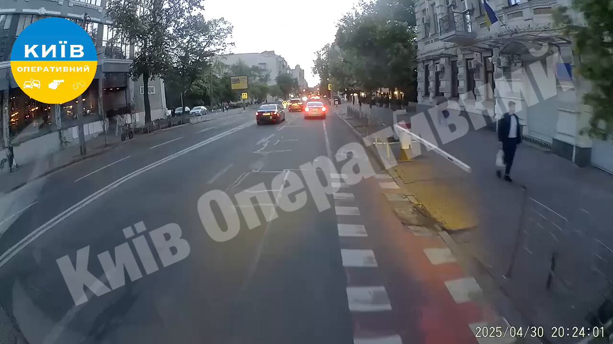 Нахабність не знає меж - всі мають зупинитися аби ця телега повернула у забороненому місці. На дорогах столиці повна анархія. #Hyundai #AI8732PM Київ, Січових Стрільців