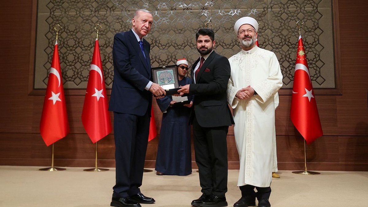 İslam’ın hakikatlerini yeryüzünün her köşesine ulaştırmak için şu ana kadar 42 dilde 2,5 milyon Kur’an-ı Kerim’i basıp ihtiyaç sahiplerine ulaştırdık.