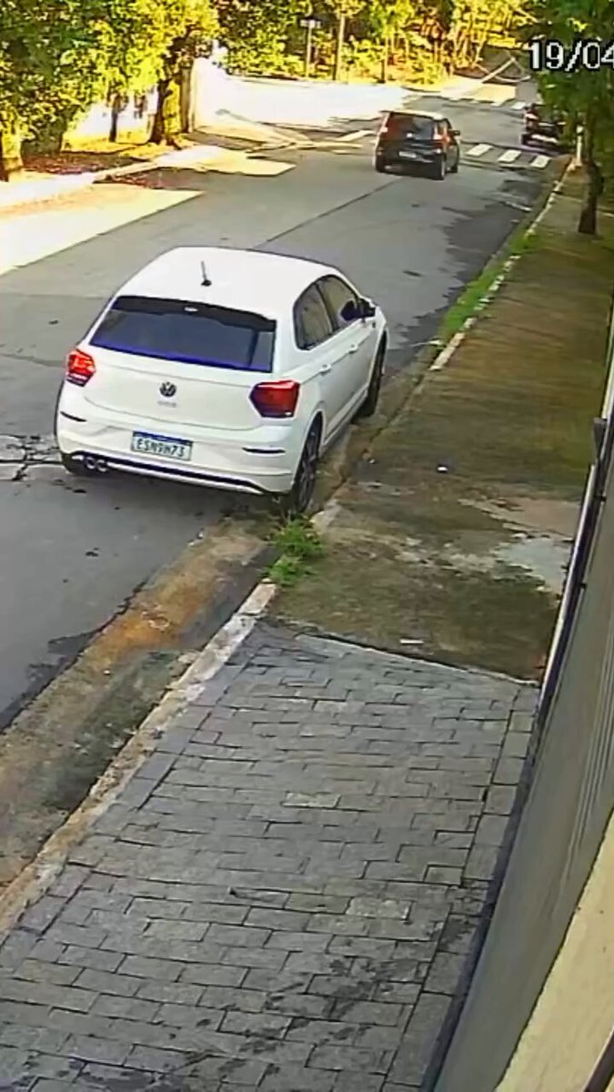 😂🦴🐶 Fábio tem o costume de soltar os cachorros na frente de casa para os pets curtirem um pouco do ar livre, mas tem vezes que a animação dos doguinhos extrapola o normal. Em vídeo viral das redes, a câmera de segurança registrou o momento que um dos cachorros do Fábio saiu tão animado para a rua que não percebeu o tutor na frente do portão e deu um “bandão” daqueles no rapaz. Não dá nem pra brigar, né? 📹 Tavolassi1 |
