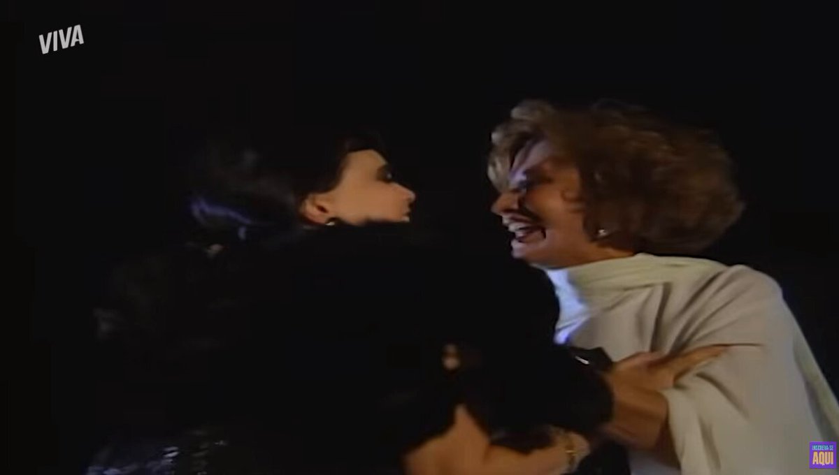 Imagina a coragem que tinha que ter pra escrever uma cena dessas em 1990... Uma louca tão disposta a destruir uma inimiga, que até o fim se aniquila na esperança de incriminar a outra. Eu imagino a polêmica que isso não causou kkkkk
