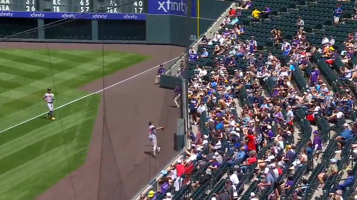 Matt Olson navigates the foul territory to make the over-the-shoulder catch 😯