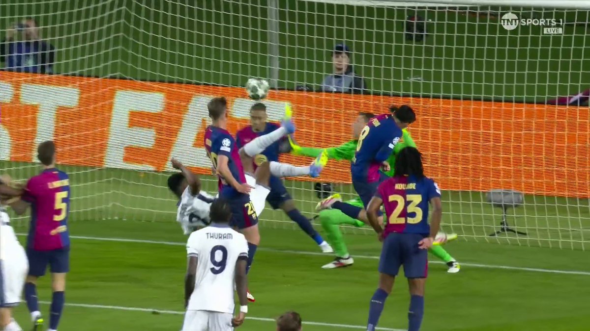 INTER LEAD 2-0 WITHIN 21 MINUTES! It's another outrageous finish, this time coming from Denzel Dumfries 🤯 📺 TNT Sports &amp; discovery+ UK