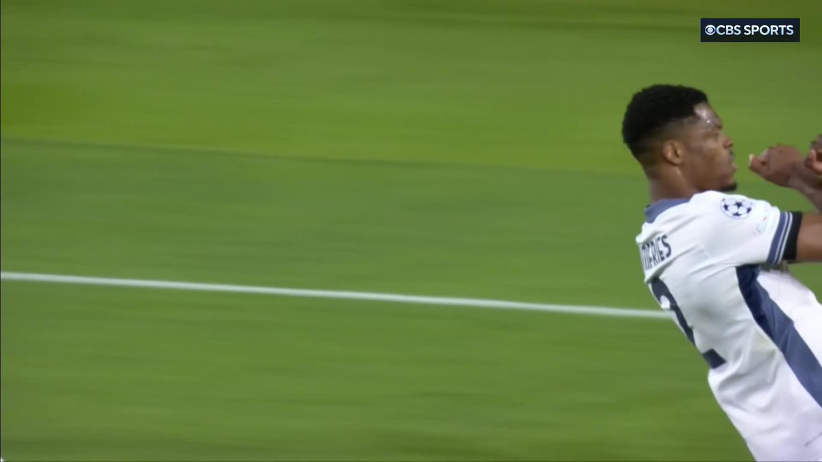 Denzel Dumfries with a stunning finish 🔵⚫