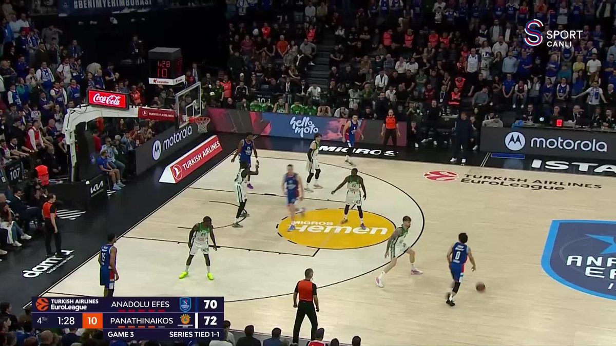 Efes tam yakalamışken, Ergin Ataman serbest atış yüzdesi kötü oyuncusunu sakatlığı nedeniyle atışları kullanamayacakmış gibi oyundan çıkarıp, yerine Sloukas'ı aldı, fark 4'e çıktı. maç orada koptu. Ergin Ataman sen rezil bir karaktersin. rezil.