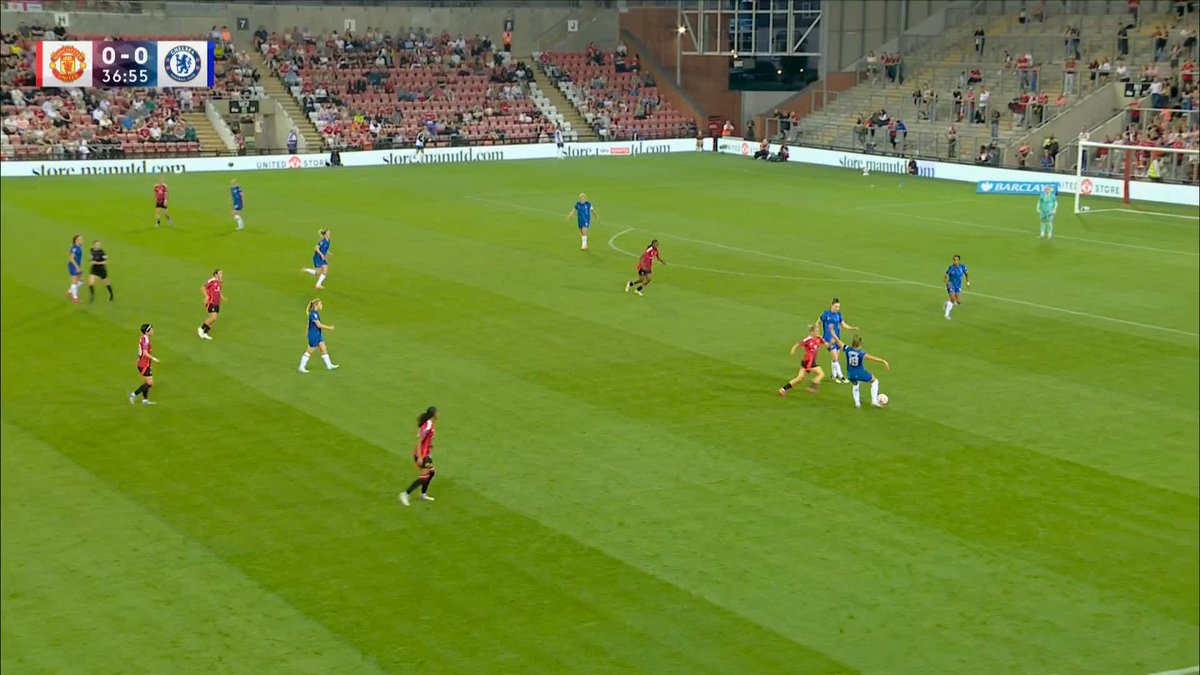 Hannah Hampton makes a crucial save as Man Utd come dangerously close to scoring 👀