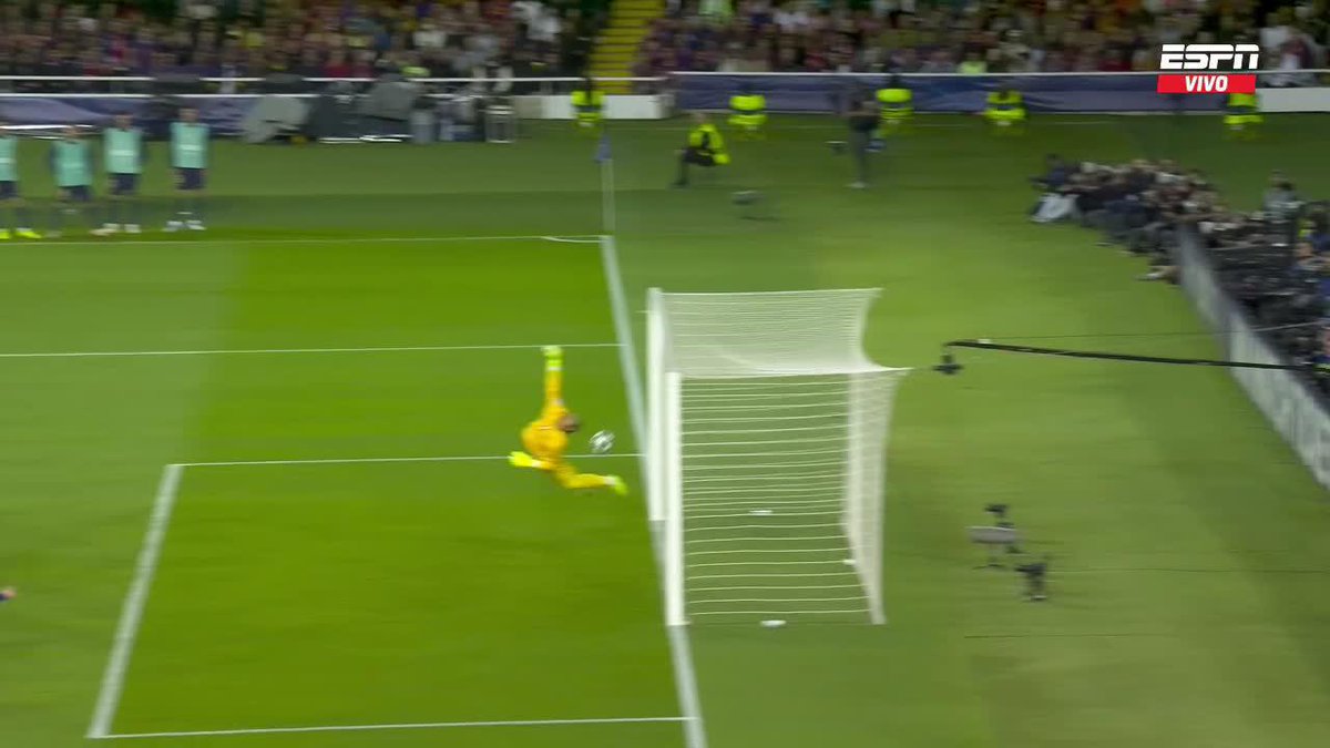 En detalle, el gol en contra de Yann Sommer que puso las cosas ¡¡3-3!! entre Barcelona y el Inter. 📺 Toda la #UCL, por #DisneyPlus