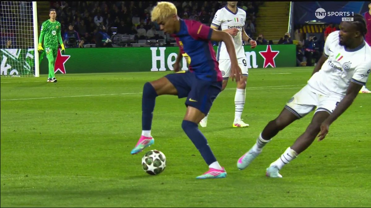 This skill from Lamine Yamal 😮‍💨 What a night he's having 💫 📺 TNT Sports &amp; discovery+ UK