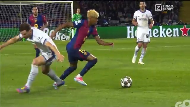 Lamine Yamal is aan het dansen met de bal 🕺⚽ #ZiggoSport #UCL #BARINT