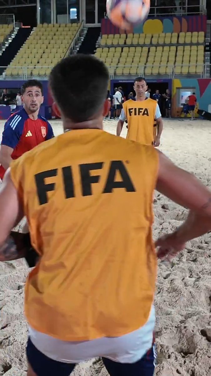 Si entrenan así, imaginad la intensidad en los partidos de esta gente. #BeachSoccerWC | #FútbolPlayaRFEF