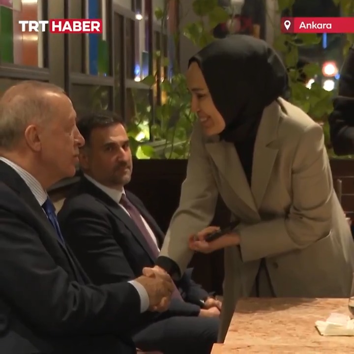 Cumhurbaşkanı Erdoğan, Ankara'da bir kafede çay içerek gençlerle sohbet etti.