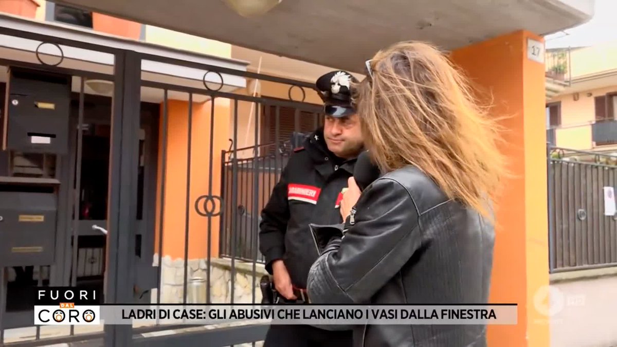 Avvisiamo i Carabinieri che l'occupante abusiva di #Maddaloni ci ha appena lanciato un vaso dalla finestra. E questa è la loro reazione. Il servizio completo di angela camuso a #Fuoridalcoro è su Mediaset Infinity