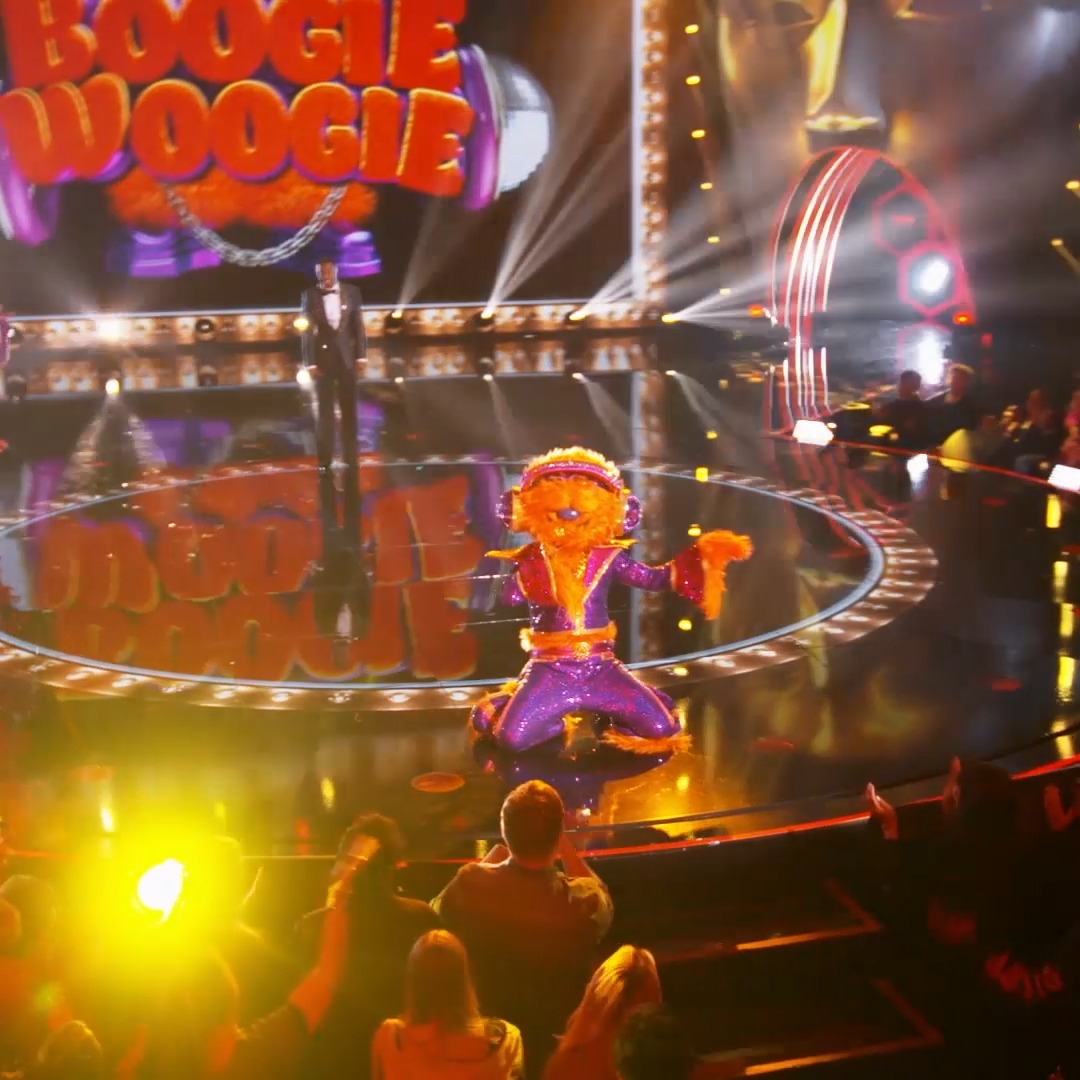 #BoogieWoogieMask knows how to rock out a crowd! Is it enough to hold him a spot for next week? 🤔 #TheMaskedSinger