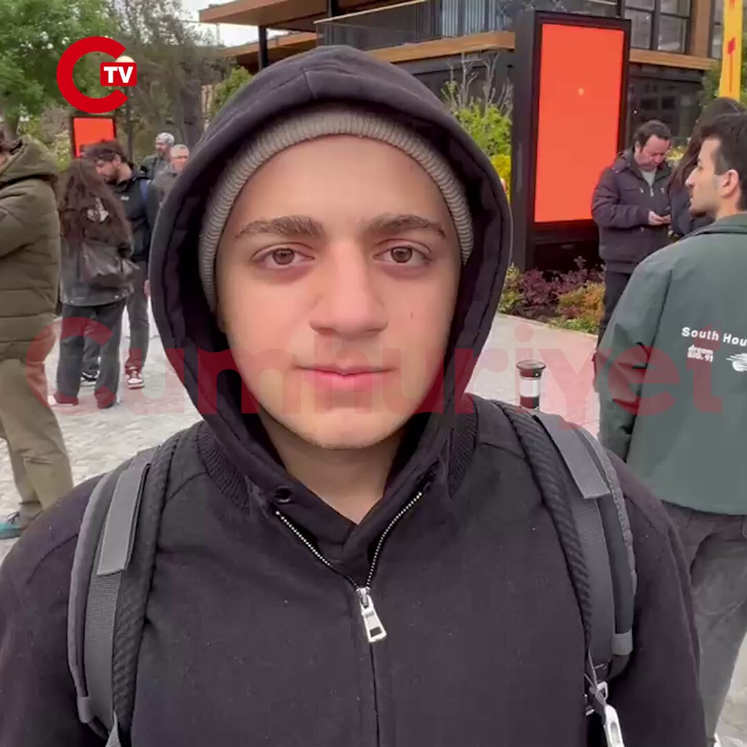 📌Liseliler, 1 Mayıs Emek ve Dayanışma Günü'nde Kadıköy'de toplandı. 📌Bir lise öğrencisi, "Çocuk işçi ölümlerine, işçi ve emeklinin sömürülmesine karşı çıkmak için buradayız” dedi.