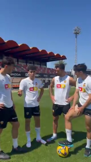 ¿Pero qué hace Jesús Correncueros en la Ciutat Esportiva? Este formatín no se puede volver a repetir 🍿
