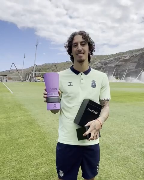 🎁🏆 Un 𝑼𝑵𝑩𝑶𝑿𝑰𝑵𝑮 muy especial para @Silva_Fabio. 💛✨ ¡El jugador de la UD Las Palmas ha recibido su trofeo a JUGADOR SUB23 DEL MES de abril en #LALIGAEASPORTS! #LALIGAU23OFTHEMONTH | #PREMIOSLALIGA | موسم الرياض | Riyadh Season