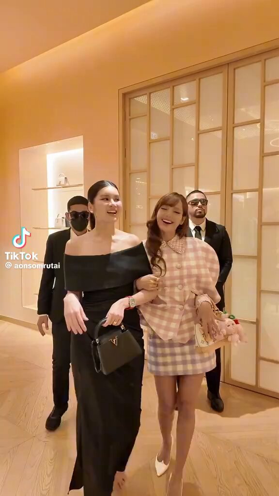 lisa: "gue rasa ini dunia gue."