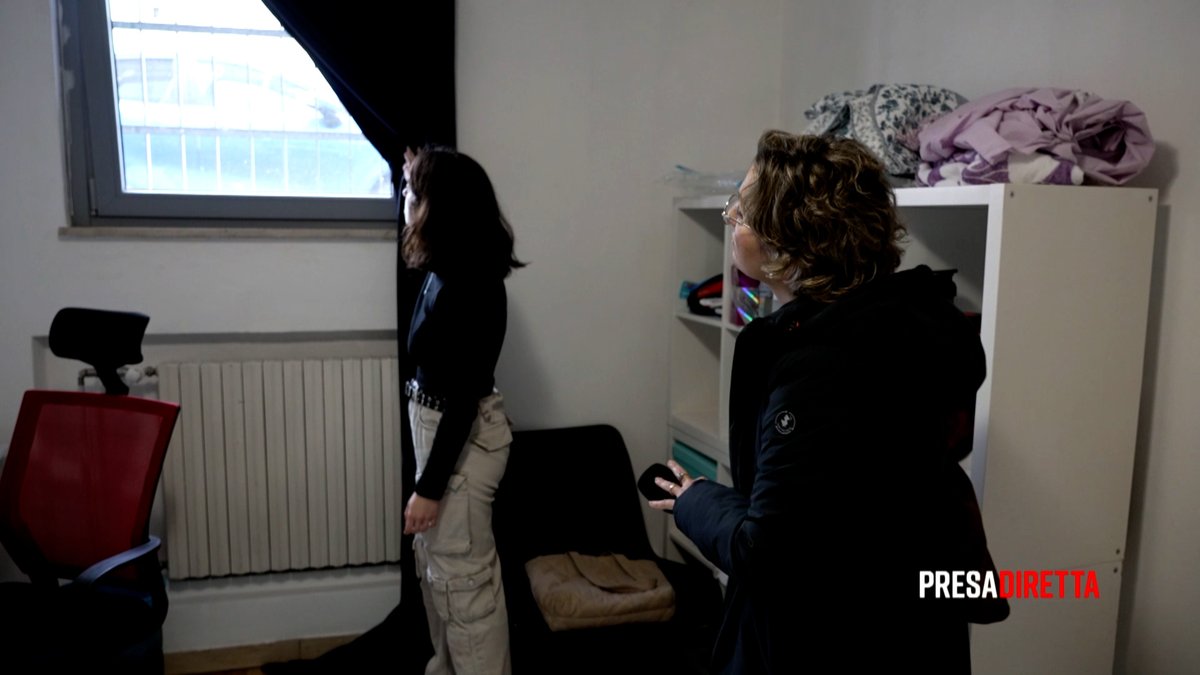 A #Milano persino gli scantinati vengono adibiti a #stanze per #studenti, a 700 euro al mese. Incontriamo Stephi, Joana e Luca, hanno 20 anni, vengono dalla Spagna, e ci raccontano la loro esperienza nel capoluogo lombardo. 📌#PresaDiretta DOMENICA alle 20.30 su #Rai3 e #RaiPlay