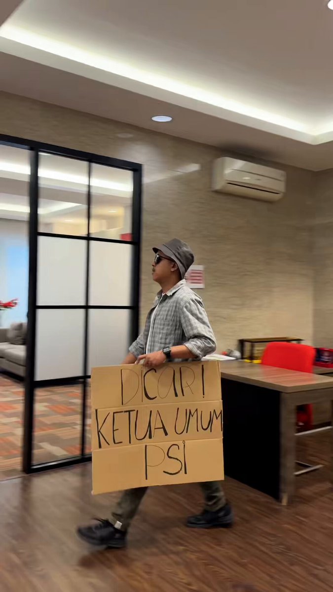 Lowongan: Ketua Umum PSI! 😎🌹 Wajib tahan mental lihat 999 notif sehari. Bahkan mungkin lebih. Aspirasi rakyat bisa muncul dari komen, reply, atau story siapa pun. Bonus poin kalau bisa balas pakai emoji! 😛