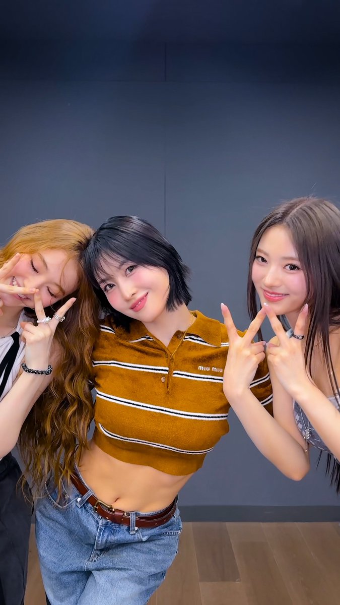 MOMO HANDS UP CHALLENGE WITH MEOVV ELLA AND ANNA