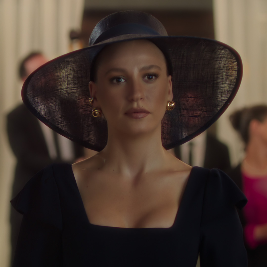 Leyla yanlış yolda ama yol nasıl güzel. Kimler Geldi Kimler Geçti 2. sezon 15 Mayıs'ta sadece Netflix'te.