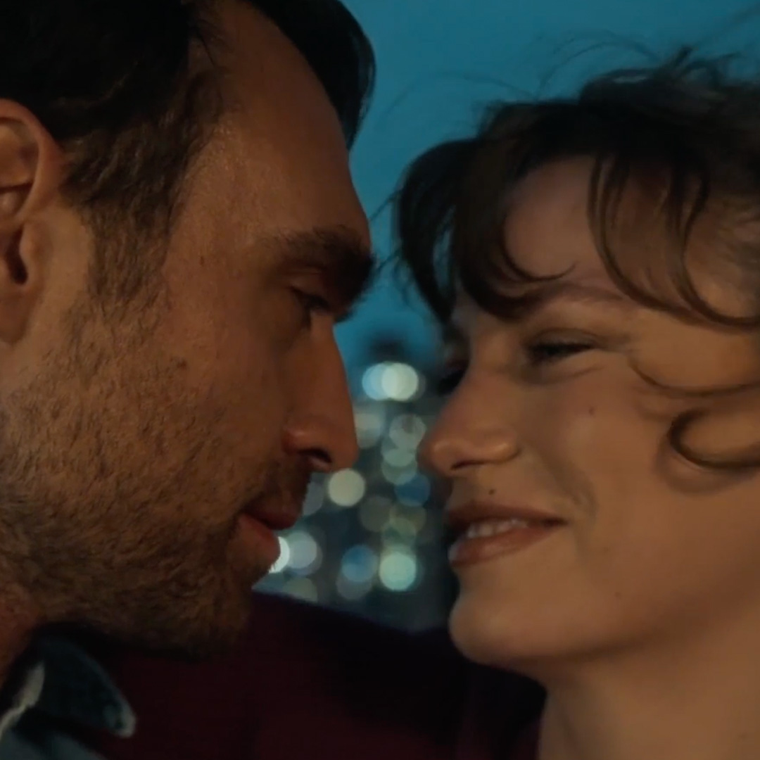 At murattır derler ama Cem Murathan mıdır bilemem. Kimler Geldi Kimler Geçti 2. sezon şimdi sadece Netflix'te.