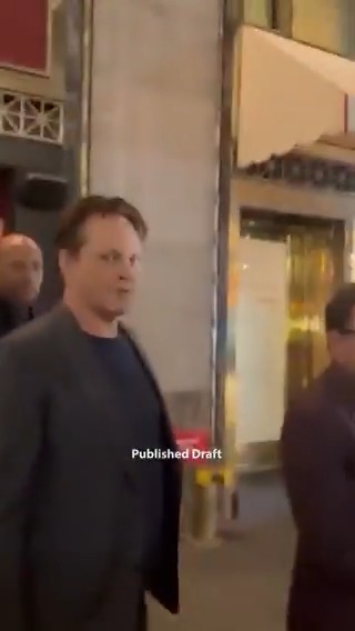 #VinceVaughn struggled to get into an #NYC cab after a night out with his wife, Kyla Weber 😂 Read the full story: 🎥: Published Draft