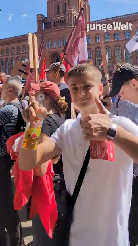 Andrea Kocsis, stellvertretende Bundesvorsitzende von Verdi, kann keine Aufrüstung in der Bundesrepublik feststellen. #b0105 #1Mai #1mai25 #erstermai