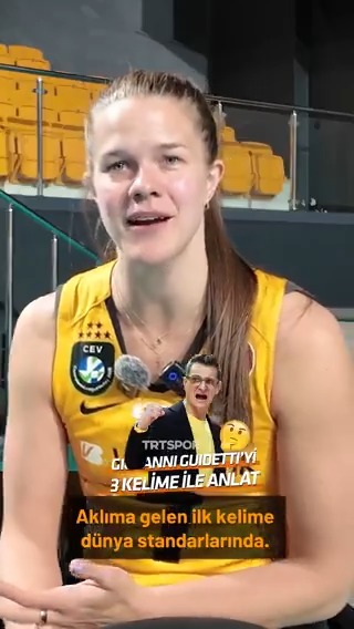 💬 "Bence biraz deli. Yoksa bu kadar başarı gelemezdi diye düşünüyorum." VakıfBank'ın başarılı isimlerinden, Giovanni Guidetti'yi 3 kelimede anlatmasını istedik. 🤩 🗣️ Aylin Sarıoğlu Acar 🗣️ Kiera Van Ryk 🗣️ Deniz Uyanık #TRTSporDijital