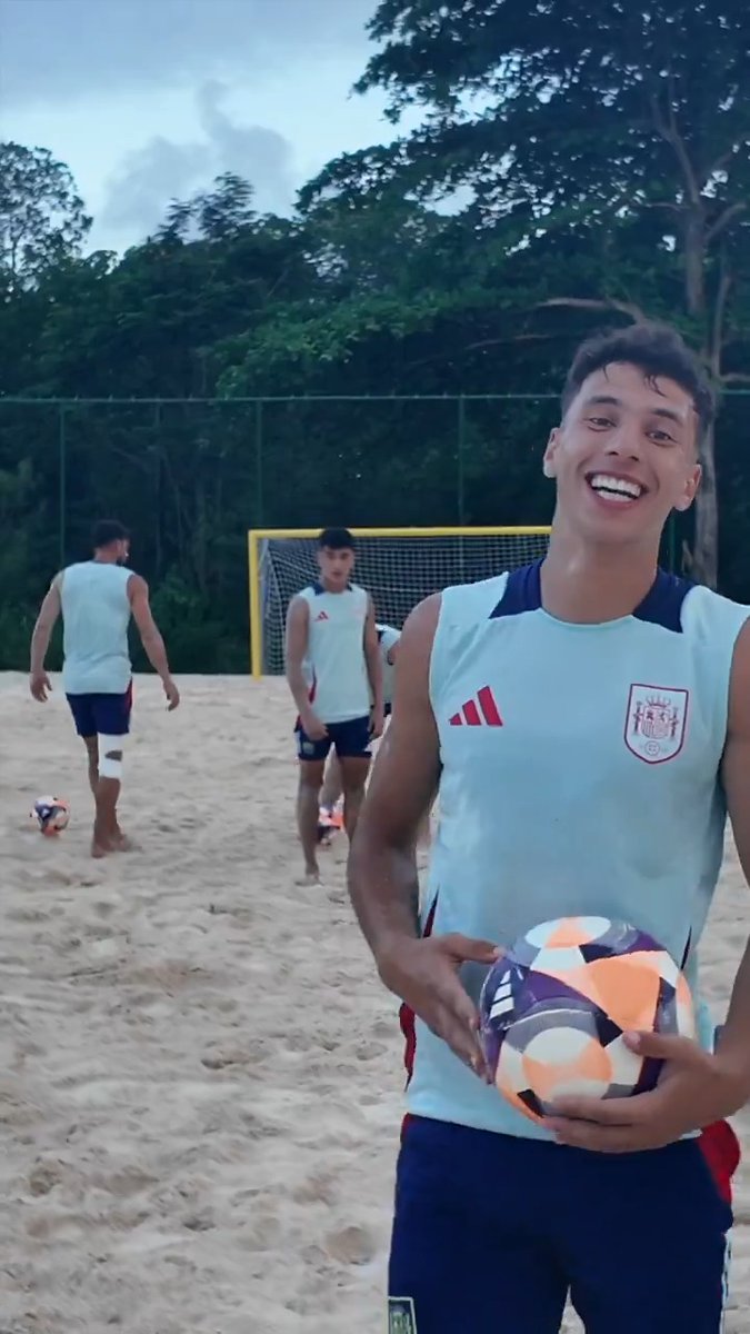 🤷🏻‍♂️ Gol es gol. #BeachSoccerWC | #FútbolPlayaRFEF