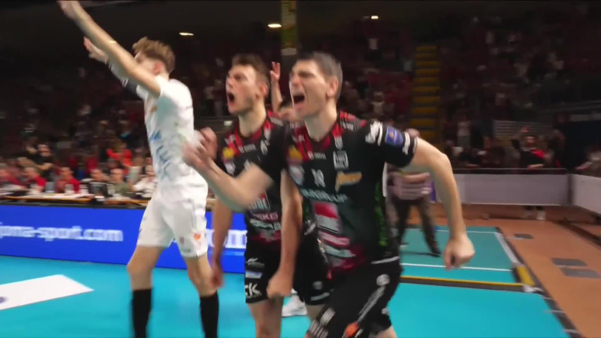 🔥 SUPERLEGA 🇮🇹 FINALS – SERIES TIED! 🔥 Civitanova strike back with a dominant 3-0 win in Game 2! 💪 It’s all even at 1-1 in this best-of-5 Scudetto battle. 📅 Game 3 – Sunday, May 4 at 1:20pm GMT 📺 LIVE on VBTV: 🏐 #SuperLega #Volleyball #Pallavolo