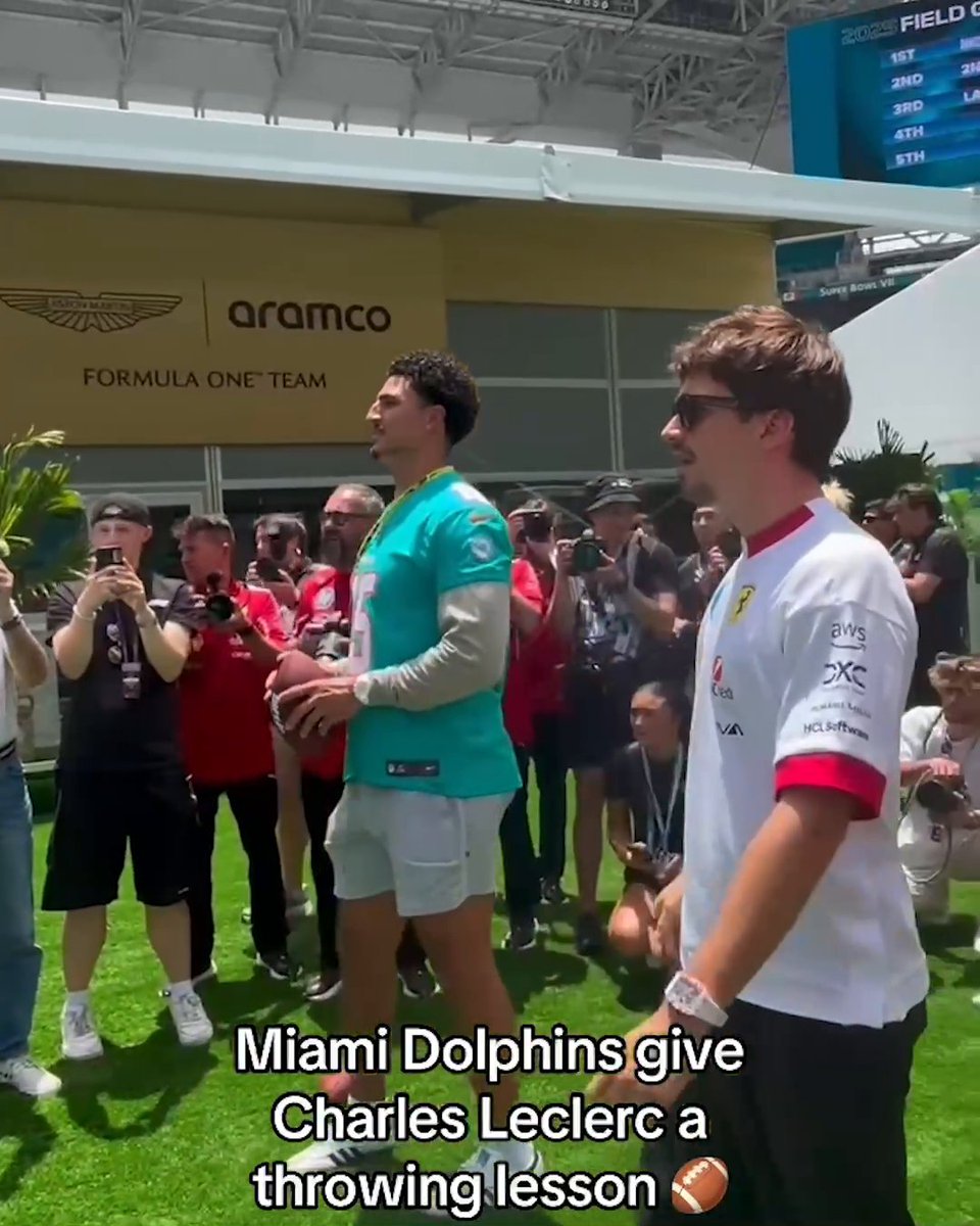 Jaelan Phillips and Quinton Bell showed Charles Leclerc how to throw an American football 🎯