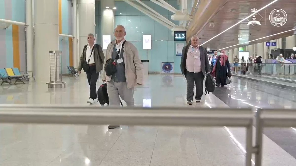 📹| ⁧جوازات⁩ مطار الأمير محمد بن عبدالعزيز بالمدينة المنورة تستقبل أولى رحلات ضيوف الرحمن القادمين من جمهورية تركيا لأداء فريضة حج هذا العام 1446هـ. #الجوازات_السعودية