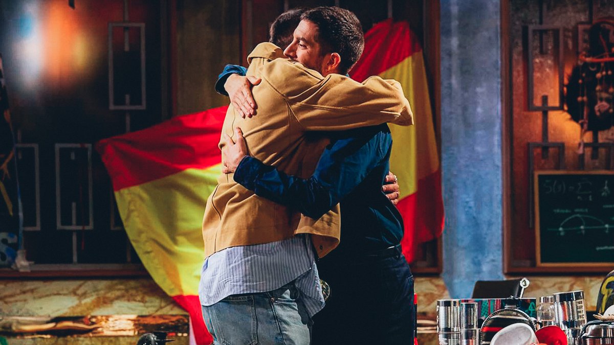 El regalo de Borja Iglesias a David Broncano 🎁 Qué bien luce esa pegatina de en el botijo, La Revuelta 😜