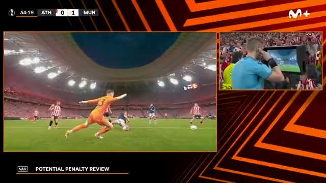 El árbitro, tras consultar al VAR, señaló penalti y expulsión de Vivian tras esta acción. #UEL #LaCasaDelFútbol