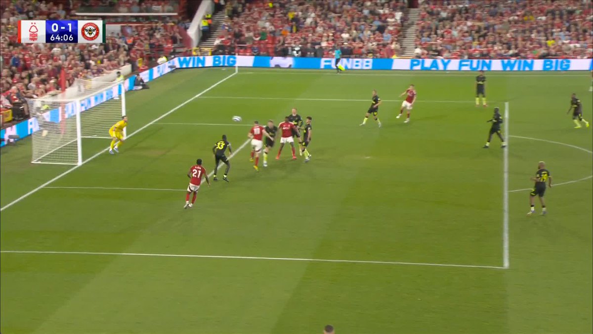 Chris Wood can't direct his header on target! 😧