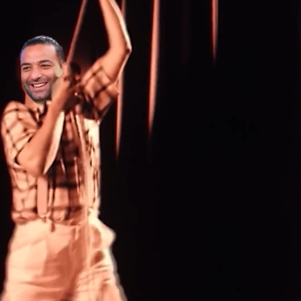 وانا عامله نفسي نايمة 🤭